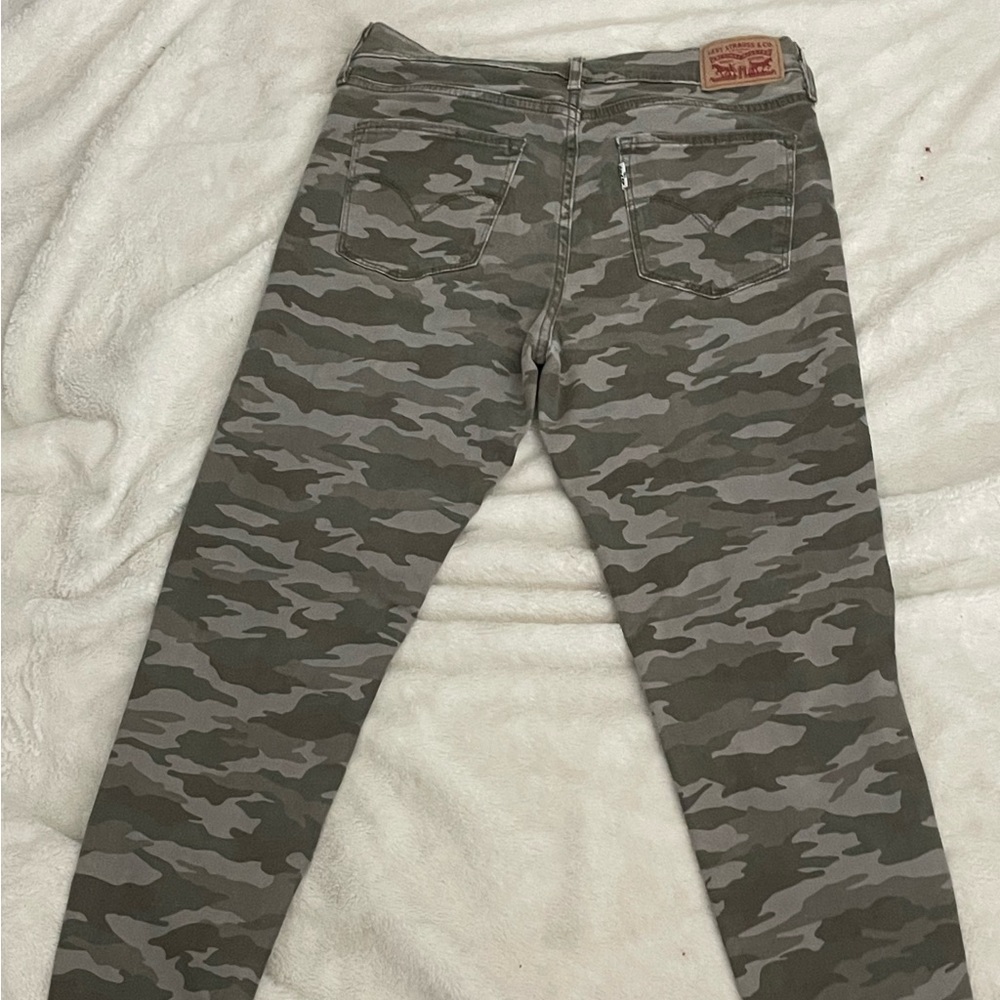 Levi’s green size 28